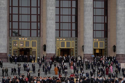 Delegados de la Asamblea Nacional dejan el edificio tras el cierre de sesiones