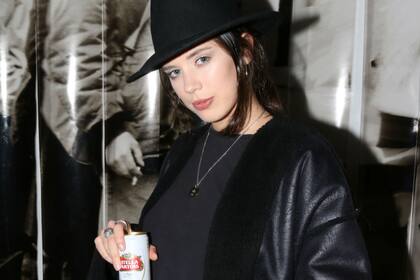 Delfi Chavez, cerveza en mano, disfrutó de la muestra