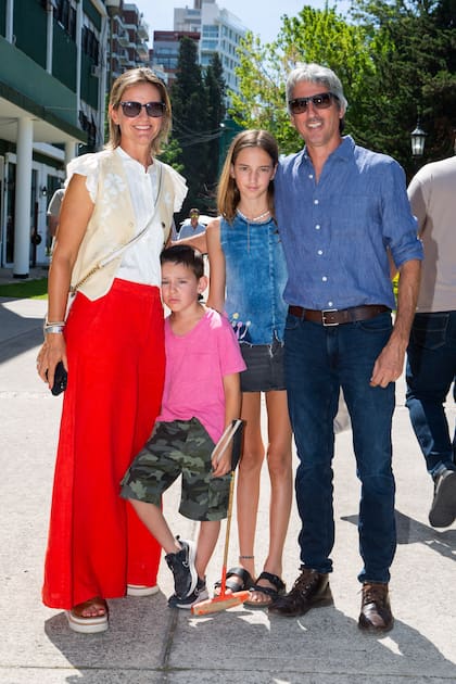 Delfin Uranga, presidente de la Asociación Argentina de Polo, junto a su mujer, Bárbara Tanoira, y sus hijos Fermín y Luna.