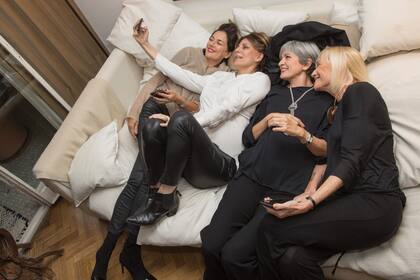 Selfie para cuatro. Amigas desde hace muchos años, Andrea Frigerio, Nequi Galotti, Tere Garbesi y Teresa Frías se divierten buscando el mejor ángulo para la foto.