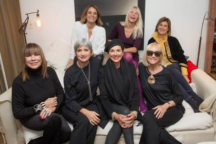 La homenajeada posa con sus amigas. Sus hijos, Delfina y los mellizos Elina y Eduardo (frutos de su matrimonio con Eduardo Blaquier), no pudieron ser de la partida. Las chicas están fuera del país y el varón se recupera de un accidente