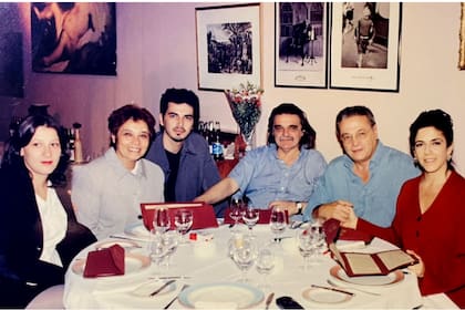 Delfina Arias, Liliana Herrero, Alvaro Rufiner, Horacio Gonzalez, Cacho Vazquez y Cristina Banegas, en el restaurante del Club del Vino