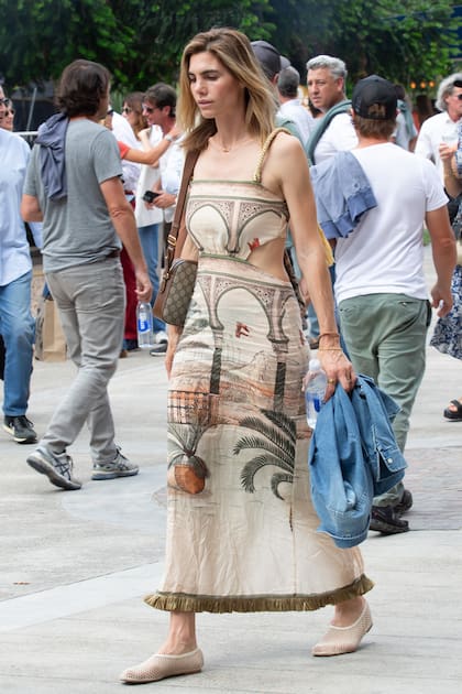 Delfina Blaquier apostó a un solero con cut outs y volado en el zócalo, slippers de red y camisa de jean
