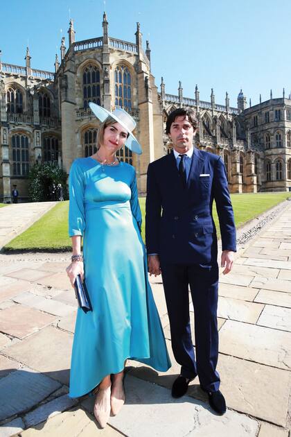 Delfina Blaquier junto a su marido, el polista Nacho Figueras, con un sombrero by Noetinger, a tono con el estilismo de Acheval Pampa durante la boda del príncipe Harry y Meghan Markle.
