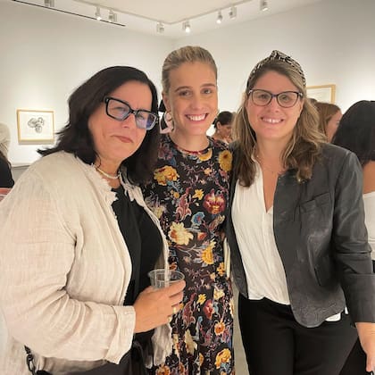 Delfina Braun recibe las felicitaciones de Inés Braun.