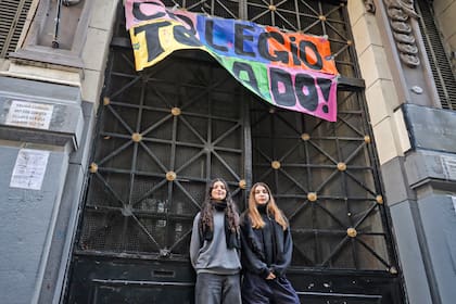 Delfina Carabajal, presidenta del centro de estudiantes, y Laura Sukergeld, secretaria general