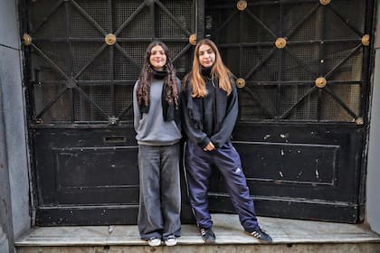 Delfina Carbajal, presidenta del Centro de Estudiantes del Pellegrini, y Laura Zukerfeld, secretaria general