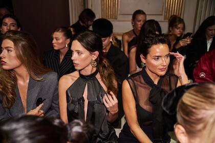 Delfina Chaves en la primera fila del desfile de Nina Ricci