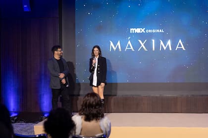 Delfina Chaves junto a Mariano César, vicepresidente de Entretenimiento General y Estrategia de Programación de HBO Max para América Latina