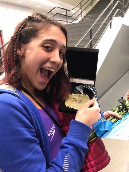 Delfina con su medalla de oro en el Mundial juvenil