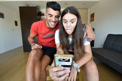 Delfina, de 11 años, enseñándole a su padre Matías Semelis a usar la app de Snapchat