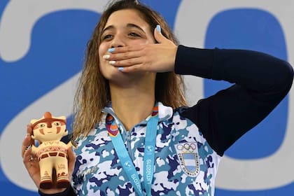 Delfina en el podio y el saludo a los familiares y amigos