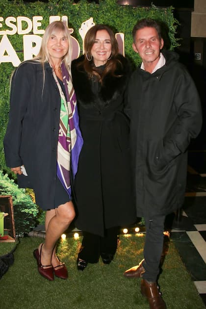 Delfina Frers y Gerard Confalonieri felicitaron a Andrea Frigerio por su actuación en la obra