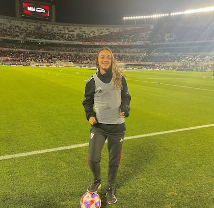 Delfina Lombardi, de 17 años, fue alcanzapelotas en el Monumental, en el partido River-Unión