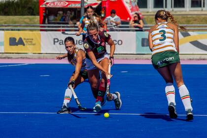 Delfina Merino (Banco Provincia) se abre paso en el partido ante Lomas