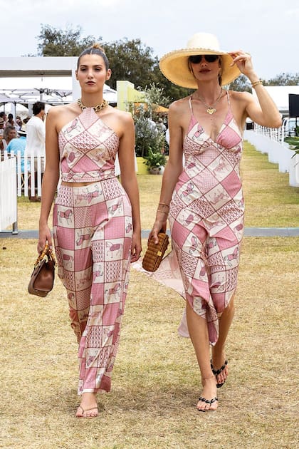 Delfina optó por el lencero “Year of the horse” de Homebodii, al que le sumó un
sombrero de ala ancha. Aurora llevó el mismo estampado en un conjunto de top
escote halter con cadena dorada y pantalón ancho. Las dos complementaron con
ojotas y carteras en tonos de marrón (Aurora con una minicartera Gucci)