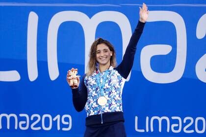 Delfina Pignatiello, con la medalla dorada y la mascota Milco de los Juegos Panamericanos