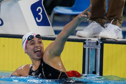 Delfina Pignatiello celebra en el agua su primera medalla de oro panamericana: los 400 metros