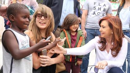 Delfina Rossi junto a la ex presidenta Cristina Kirchner, en un campo de refugiados, en Grecia
