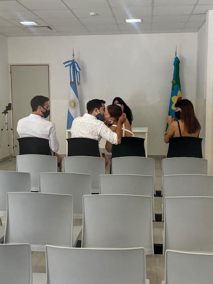 Delfina Tillous y Mati con el barbijo abajo para darse un beso después de dar el sí.