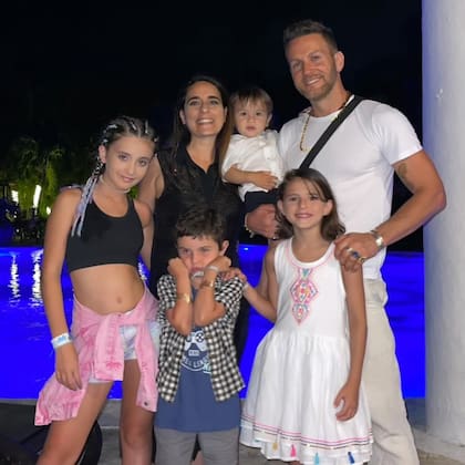 Delfina y Axel, junto a sus cuatro hijos, Gregorio, Águeda, Fermín y Aurelia (Foto: Instagram @axeloficial)
