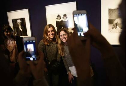 Delfina y Paula Garca Moro posan frente a la icnica foto