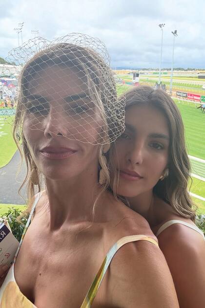 Delfina y su hija Aurora,
en la tribuna listas para ver
una carrera de caballos.