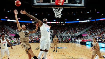 Delfino, con la 10 de la Argentina, ante la marca de DeMarcus