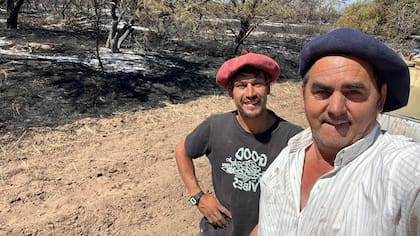 Delfino junto a Diego Peñalosa que trabaja en el campo y ayudó "mucho a apagar el fuego"