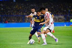El pibe Aranda puso en ventaja a Boca ante Instituto después de que el palo se lo niegue dos veces