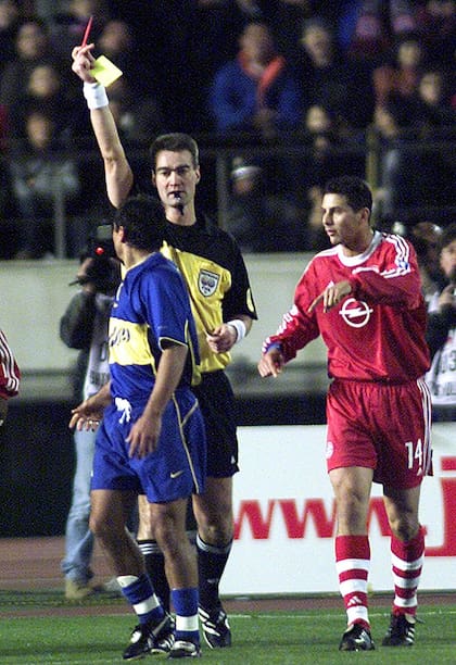 Delgado es expulsado por el danés Kim Milton Nielsen, el mismo árbitro de Argentina 2 (4) vs. Inglaterra 2 (3) en el Mundial Francia ’98; "al día de hoy me lo reprocho", admite Chelo.