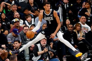 Delgado, piernas y brazos como espigas; luce frágil pero aterroriza a sus adversarios; Victor Wembanyama, el futuro de la NBA