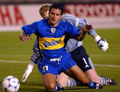 Delgado se deja caer ante la salida del arquero Oliver Kahn, que no lo derriba; la acción desembocará en la segunda amonestación al delantero, en la última jugada del primer tiempo.
