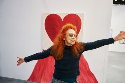 Delia Cancela con su obra en Ruth Benzacar