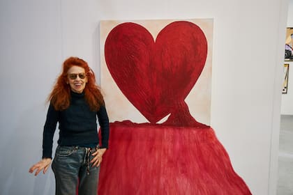 Delia Cancela con su obra en Ruth Benzacar