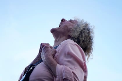 Delia Donn (hermana del recordado bailarín Jorge Donn) en la marcha de jubilados del 29 de julio de 2025