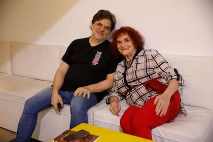 Delia, hermana melliza de Jorge Donn, con su hijo Héctor "Marciano" Rodríguez, sobrino del bailarín