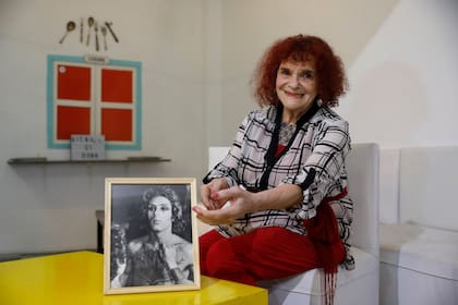 Delia, hermana melliza del célebre bailarín Jorge Donn, que cumpliría hoy 75; en noviembre próximo, además, se conmemorarán 30 años de su muerte en Suiza, muy joven, a los 45 años