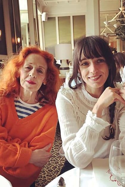 Delia junto a su única hija, Celeste Leeuwenburg, en París en 2019.