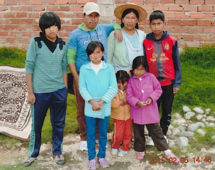 Delia junto a sus padres y cuatro de sus cinco hermanos