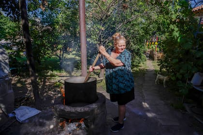 Delia prepara la comida en una olla de 100 litros que calienta en un horno a leña