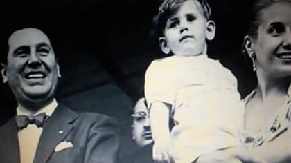 D''Elia tuiteó una falsa foto afirmando que el bebé en brazos de Evita era el Papa y luego lo eliminó