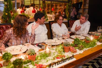 Deliberan Paz Levinson, Mauro Colagreco, Leonor Espinosa y Martín Molteni.