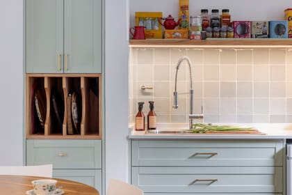 Delicadísima combinación de mesada, alzada y muebles en la cocina de @maryjoegardener.