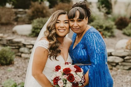 Delimar junto a su madre Luz, quien trató de recuperar a su hija intensamente, durante el día de su boda