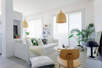 Delimita el sector del living una alfombra a rayas comprada en Uruguay (Sentido José Ignacio).