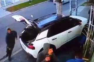 Una banda armada tardó menos de 30 segundos para robarle el auto a un vecino