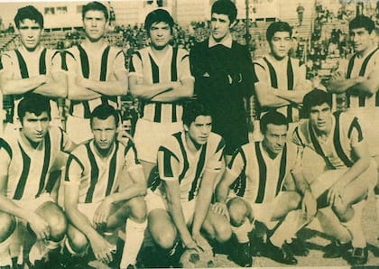 Delio Onnis con la camiseta de Amagro, su primer club: es el último de la fila de abajo, de izquierda a derecha