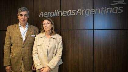 Dell’Acqua y Costantini, ayer, en las oficinas de Aerolíneas Argentinas, en Aeroparque