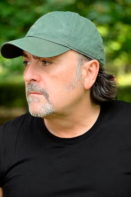 Dellanotte nació en Madrid en 1968; es hijo de un periodista del diario ABC, quien fue una figura clave en su vida